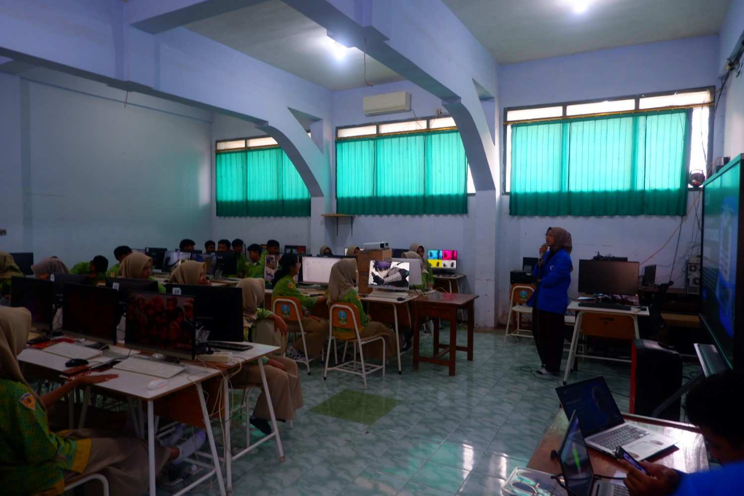 GOES TO SCHOOL BATCH 2